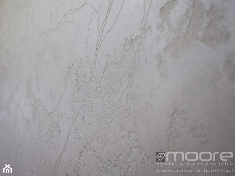 Biały trawertyn z perłowym blaskiem - zdjęcie od Studio Dekoracji Wnętrz MOORE