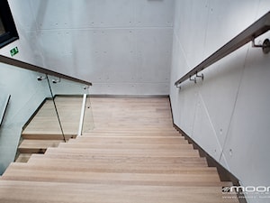 Imitacja betonu w siedzibie Cisowianki - zdjęcie od Studio Dekoracji Wnętrz MOORE
