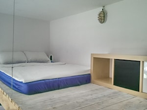 Radziwiłłowska - Mała biała sypialnia na antresoli, styl skandynawski - zdjęcie od Borys Grzegorz Roman