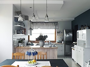 Scandinavian & Rustic - Średnia biała czarna jadalnia w kuchni, styl skandynawski - zdjęcie od MANA studio