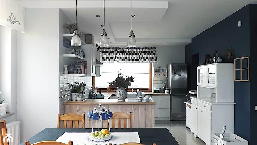 Scandinavian & Rustic - Średnia biała czarna jadalnia w kuchni, styl skandynawski - zdjęcie od MANA studio