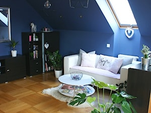 #roslinyWEwnętrzu - Średni niebieski salon z bibiloteczką - zdjęcie od Asia Nadolska