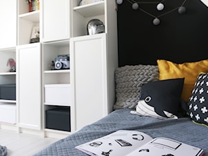 hello kids - Mały biały czarny pokój dziecka dla dziecka dla nastolatka dla chłopca, styl skandynawski - zdjęcie od NOON Pracownia Projektowa