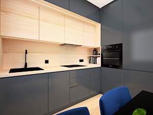 In grey tones - Średnia zamknięta z zabudowaną lodówką z nablatowym zlewozmywakiem kuchnia w kształcie litery l, styl nowoczesny - zdjęcie od NOON Pracownia Projektowa