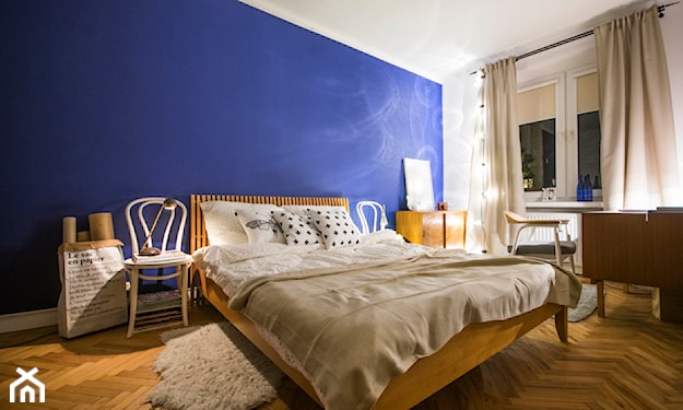 niebieska ściana w sypialni