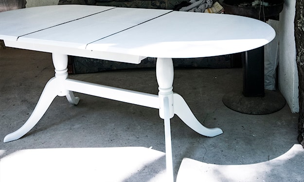 stół pomalowany na biało