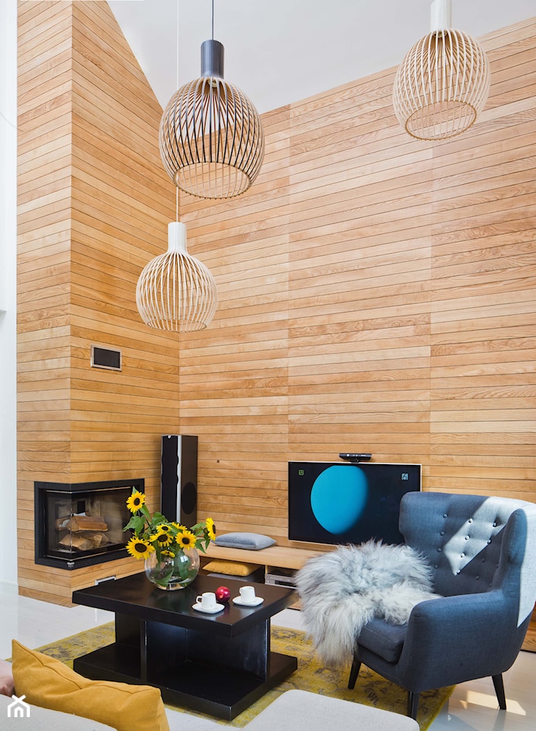 Salon z drewnianą ścianą. - zdjęcie od Miliform - Homebook