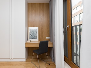 W Browarze I - Z biurkiem sypialnia z balkonem / tarasem, styl minimalistyczny - zdjęcie od Miliform