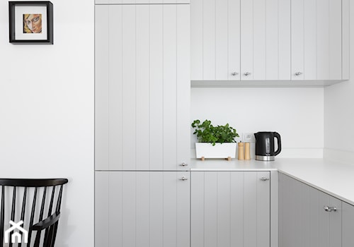 Browar Lubicz - Średnia biała z zabudowaną lodówką kuchnia w kształcie litery l, styl nowoczesny - zdjęcie od Miliform