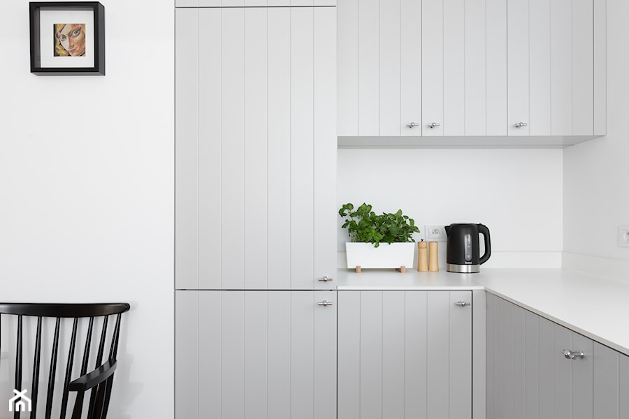 Browar Lubicz - Średnia biała z zabudowaną lodówką kuchnia w kształcie litery l, styl nowoczesny - zdjęcie od Miliform