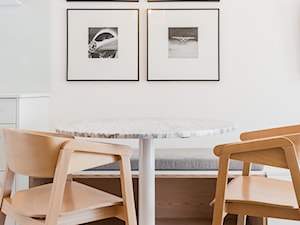 Mieszkanie 36 - metrowe przy muzeum lotnictwa. - Mała biała jadalnia w kuchni, styl nowoczesny - zdjęcie od Miliform