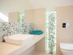 Poddasze 80m - Mała łazienka z oknem, styl nowoczesny - zdjęcie od Projekt Kolektyw