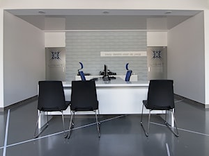 Salon Light Impressions - Średnie w osobnym pomieszczeniu z zabudowanym biurkiem białe biuro, styl nowoczesny - zdjęcie od Projekt Kolektyw