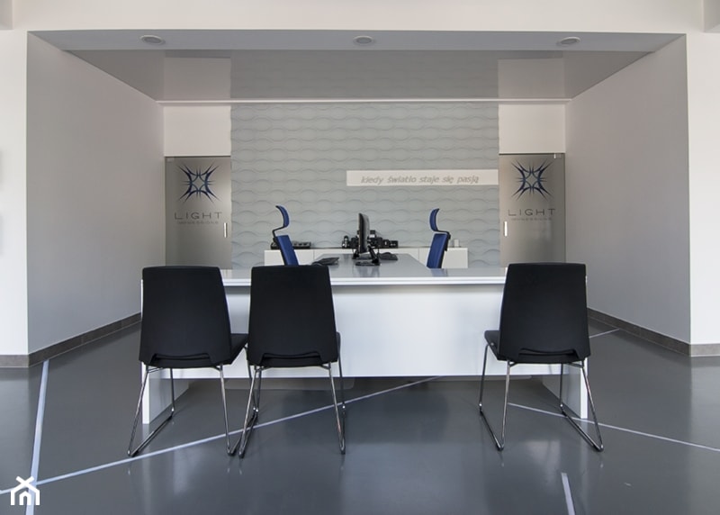 Salon Light Impressions - Średnie w osobnym pomieszczeniu z zabudowanym biurkiem białe biuro, styl nowoczesny - zdjęcie od Projekt Kolektyw