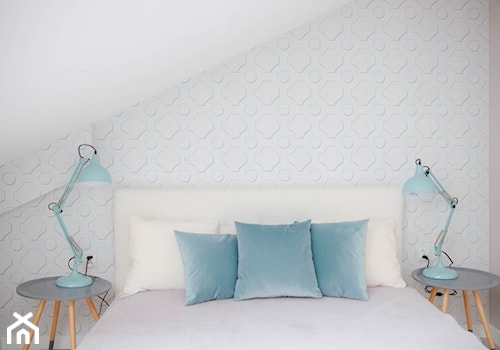 Poddasze 80m - Mała biała sypialnia na poddaszu, styl skandynawski - zdjęcie od Projekt Kolektyw