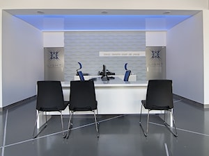 Salon Light Impressions - Duże z zabudowanym biurkiem białe biuro, styl nowoczesny - zdjęcie od Projekt Kolektyw