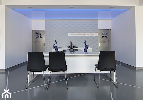 Salon Light Impressions - Duże z zabudowanym biurkiem białe biuro, styl nowoczesny - zdjęcie od Projekt Kolektyw