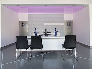 Salon Light Impressions - Średnie w osobnym pomieszczeniu białe biuro, styl nowoczesny - zdjęcie od Projekt Kolektyw
