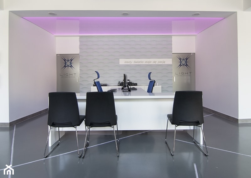 Salon Light Impressions - Średnie w osobnym pomieszczeniu białe biuro, styl nowoczesny - zdjęcie od Projekt Kolektyw