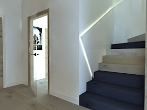 Dom 100m - Schody dwubiegowe drewniane, styl nowoczesny - zdjęcie od Projekt Kolektyw