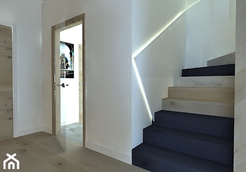 Dom 100m - Schody dwubiegowe drewniane, styl nowoczesny - zdjęcie od Projekt Kolektyw