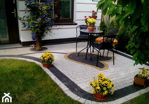 Średni z kamienną podłogą z donicami na kwiaty taras z przodu domu, styl minimalistyczny - zdjęcie od Karolina Krysiak
