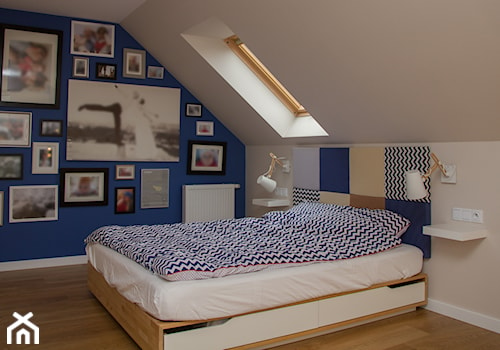 Dom w Bibicach - Średnia beżowa niebieska sypialnia na poddaszu, styl skandynawski - zdjęcie od ML Projekt