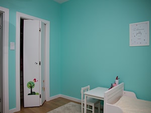 Dom w Bibicach - Średni turkusowy pokój dziecka dla dziecka dla dziewczynki, styl skandynawski - zdjęcie od ML Projekt