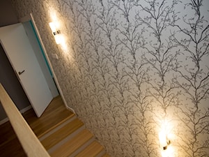 Dom w Bibicach - Schody jednobiegowe z materiałów mieszanych, styl skandynawski - zdjęcie od ML Projekt