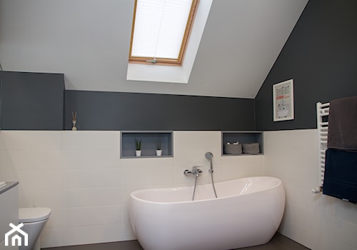 Dom w Bibicach - Średnia na poddaszu łazienka z oknem, styl minimalistyczny - zdjęcie od ML Projekt