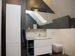 Dom w Bibicach - Średnia na poddaszu łazienka z oknem, styl minimalistyczny - zdjęcie od ML Projekt