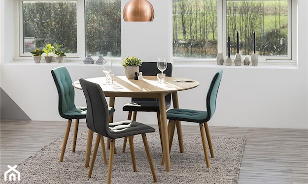 skandynawska jadalnia z drewnianym okrągłym stołem i kolorowymi tapicerowanymi krzesłami 