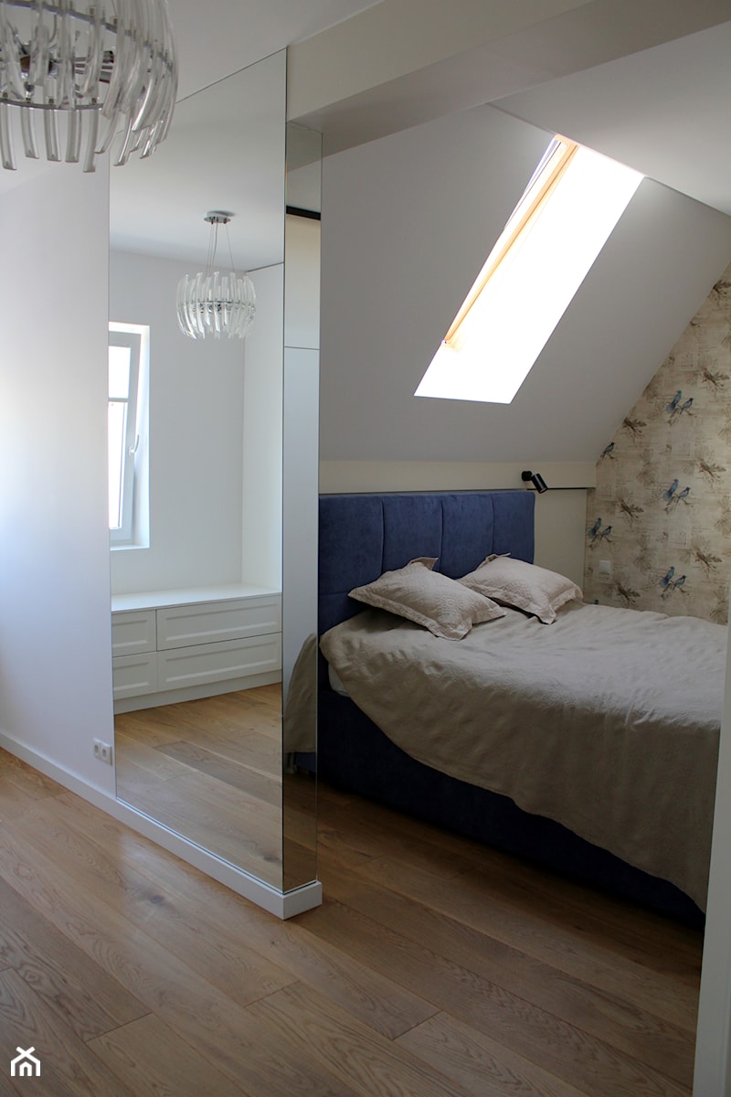 Apartament 170 m2 - Mała biała szara sypialnia na poddaszu, styl glamour - zdjęcie od INSOLITO INTERIOR