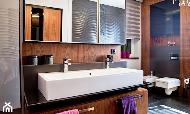 szafka łazienkowa z lustrem, prostokątna umywalka nablatowa, płytki łazienkowe z imitacją drewna