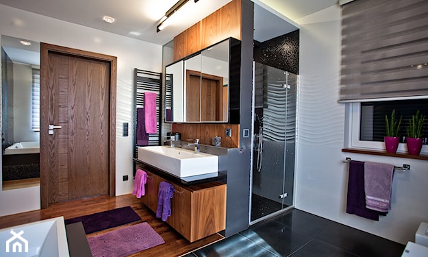 nowoczesna łazienka, czarne płytki z połyskiem, drewniana podłoga w łazience