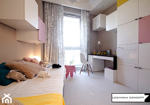 APARTAMENT POKAZOWY - Średni beżowy pokój dziecka dla nastolatka dla dziewczynki, styl skandynawski - zdjęcie od LESINSKA CONCEPT