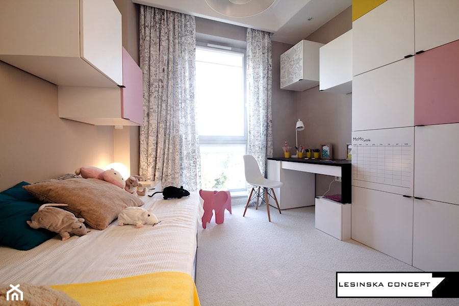 APARTAMENT POKAZOWY - Średni beżowy pokój dziecka dla nastolatka dla dziewczynki, styl skandynawski - zdjęcie od LESINSKA CONCEPT