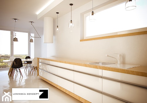 Otwarta beżowa biała z podblatowym zlewozmywakiem kuchnia jednorzędowa, styl minimalistyczny - zdjęcie od LESINSKA CONCEPT