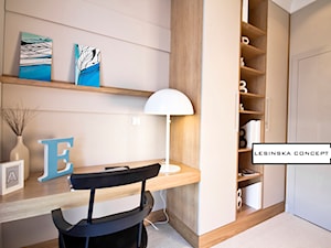 APARTAMENT POKAZOWY - Średnie z zabudowanym biurkiem beżowe biuro, styl skandynawski - zdjęcie od LESINSKA CONCEPT