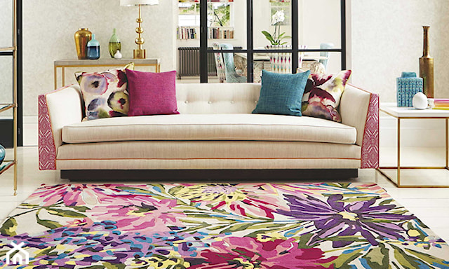 nowoczesny salon z dywanem w kwiaty