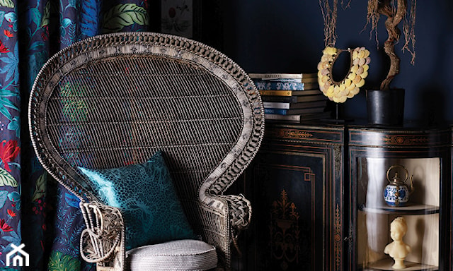 modne krzesło-paw w orientalnym wnętrzu