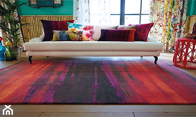 biała sofa i wzorzysty dywan w mocnych barwach