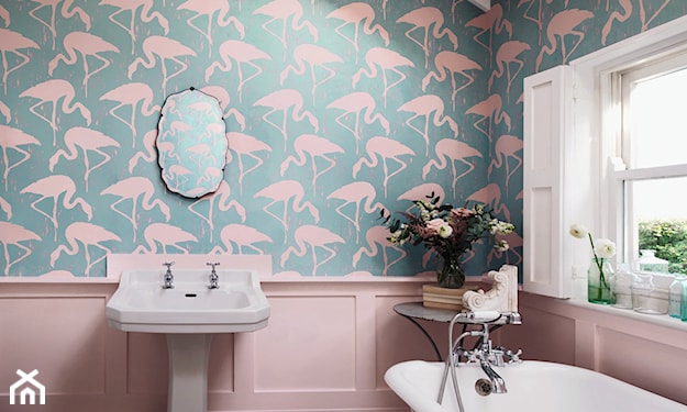 tapeta we flamingi w łazience w stylu vintage
