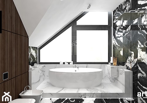 FROM COVER TO COVER | Wnętrza rezydencji - Średnia na poddaszu z marmurową podłogą z punktowym oświetleniem łazienka z oknem, styl nowoczesny - zdjęcie od ARTDESIGN architektura wnętrz