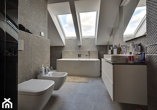 Betonovo - Duża na poddaszu łazienka z oknem, styl nowoczesny - zdjęcie od Art-Deko Anna Lachmann Pracownia Projektowa