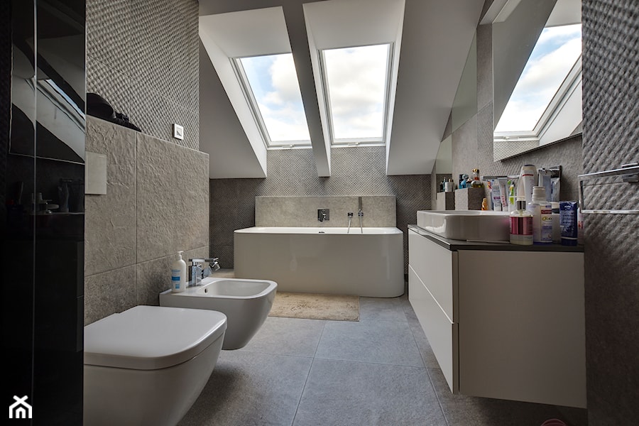 Betonovo - Duża na poddaszu łazienka z oknem, styl nowoczesny - zdjęcie od Art-Deko Anna Lachmann Pracownia Projektowa