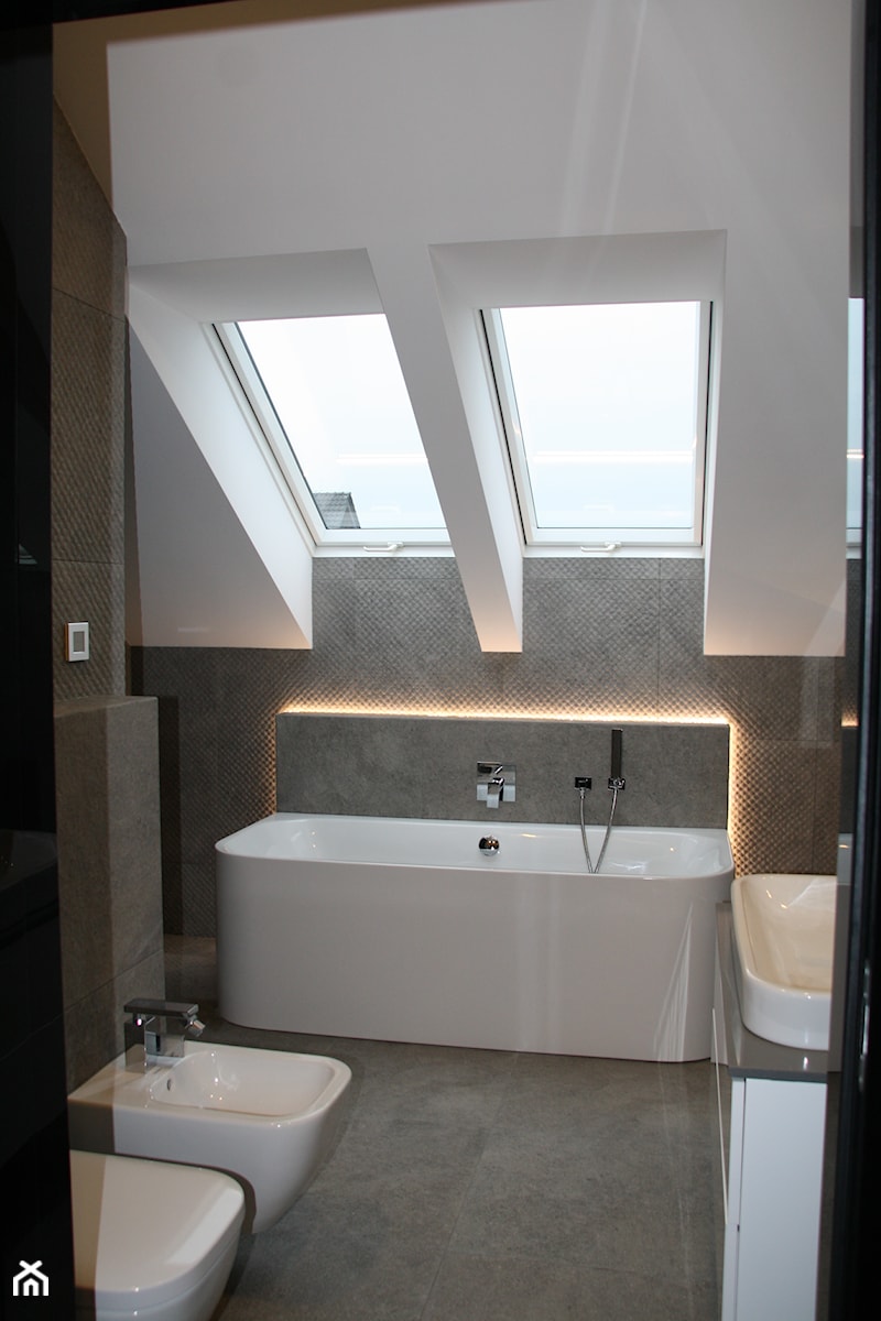 Betonovo - Mała na poddaszu z lustrem łazienka z oknem, styl minimalistyczny - zdjęcie od Art-Deko Anna Lachmann Pracownia Projektowa