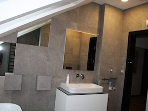 Betonovo - Średnia na poddaszu z punktowym oświetleniem łazienka z oknem, styl minimalistyczny - zdjęcie od Art-Deko Anna Lachmann Pracownia Projektowa