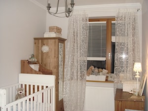mieszkanie rodziny 65m2 - Mały szary pokój dziecka dla niemowlaka dla dziecka dla chłopca dla dziewczynki, styl tradycyjny - zdjęcie od rooMore