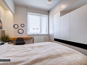 Jedyne.Takie.Wnętrza - Industrialnie i nowocześnie Gdynia - Mała biała z biurkiem sypialnia, styl minimalistyczny - zdjęcie od Jedyne.Takie.Wnętrza - Architekt wnętrz Paulina Kononowicz-Kwaśnik